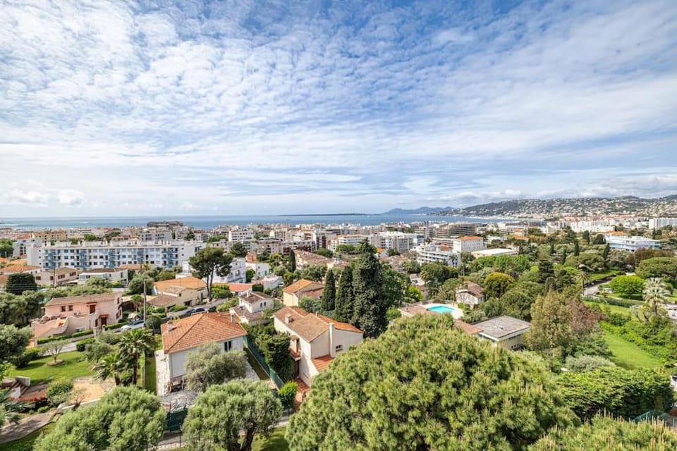 Elegant 2 Bed Apt with Pool in Juan Les Pins Apartment in Antibes