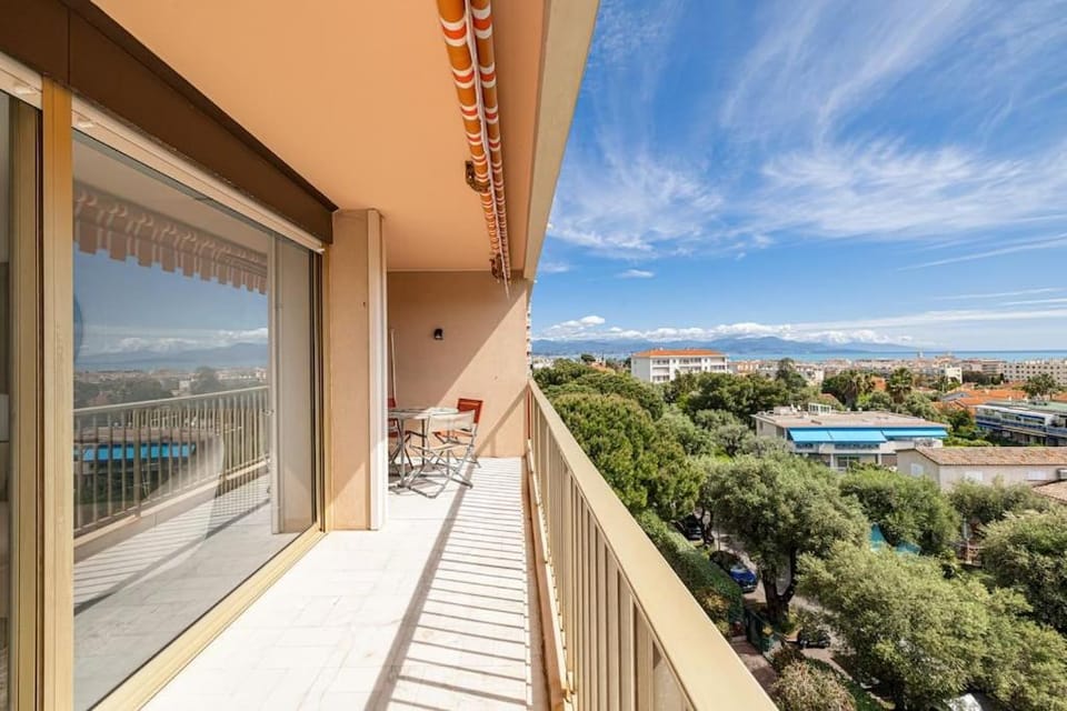 Elegant 2 Bed Apt with Pool in Juan Les Pins Apartment in Antibes