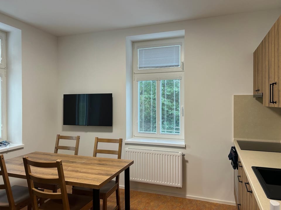 TV and multimedia, Kitchen or kitchenette, Living room, Seating area, Dining area, internet