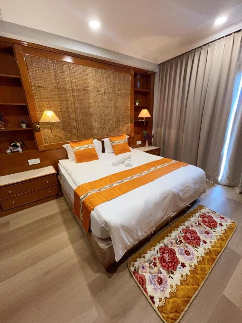 Ancient Riverbank 2BR River View Walk to City Apartment in Kuching
