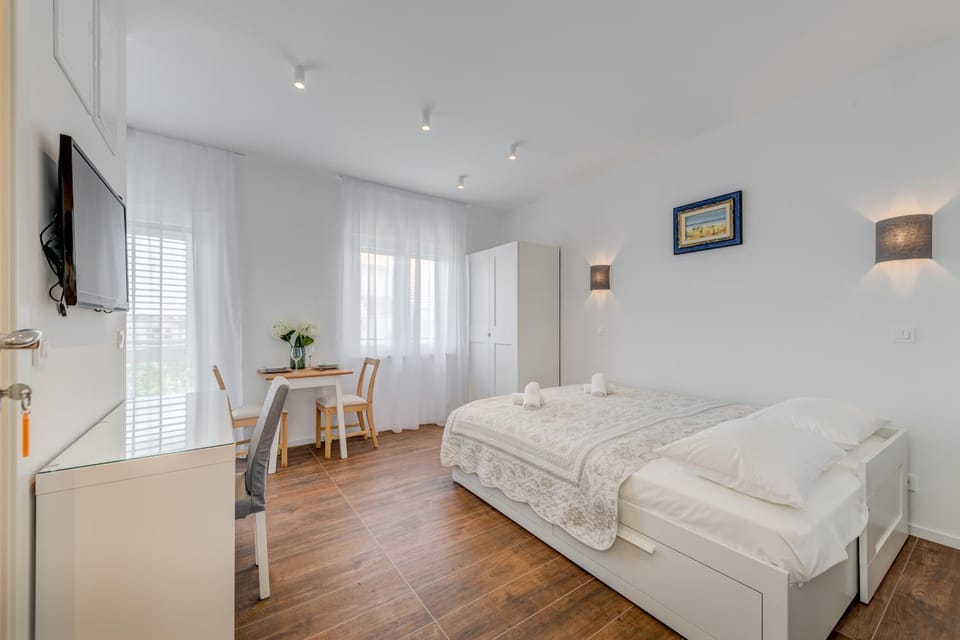 TV and multimedia, Photo of the whole room, Bedroom