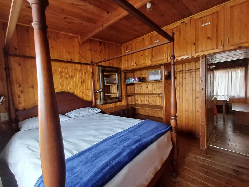 Photo of the whole room, Sea view