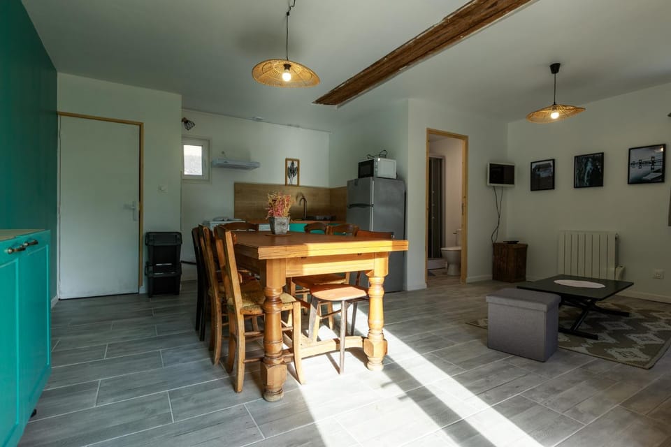 Kitchen or kitchenette, Living room, Seating area, Dining area