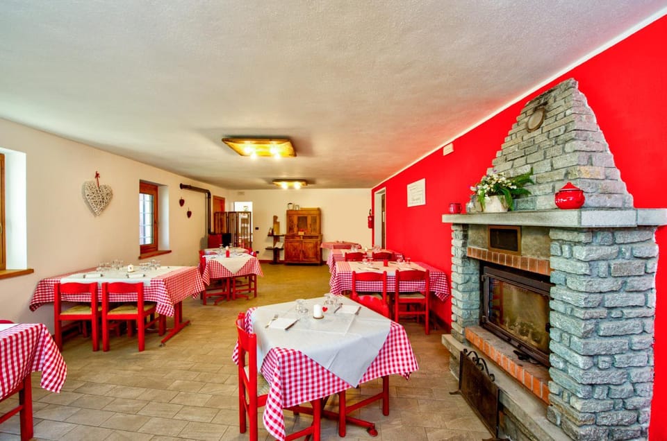 Restaurant/places to eat, Living room