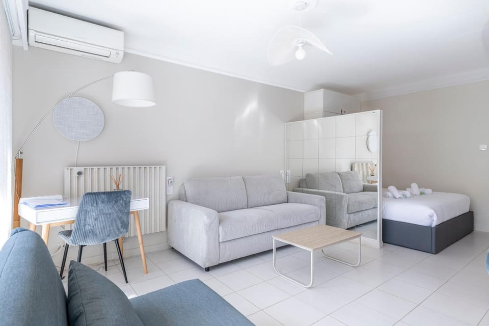 Le 15 Picaud - Superbe studio bord de mer avec terrasse & piscine Apartment in Cannes