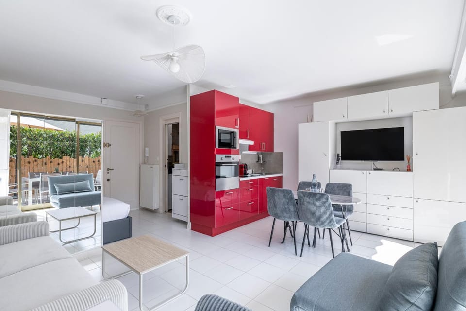 Le 15 Picaud - Superbe studio bord de mer avec terrasse & piscine Apartment in Cannes