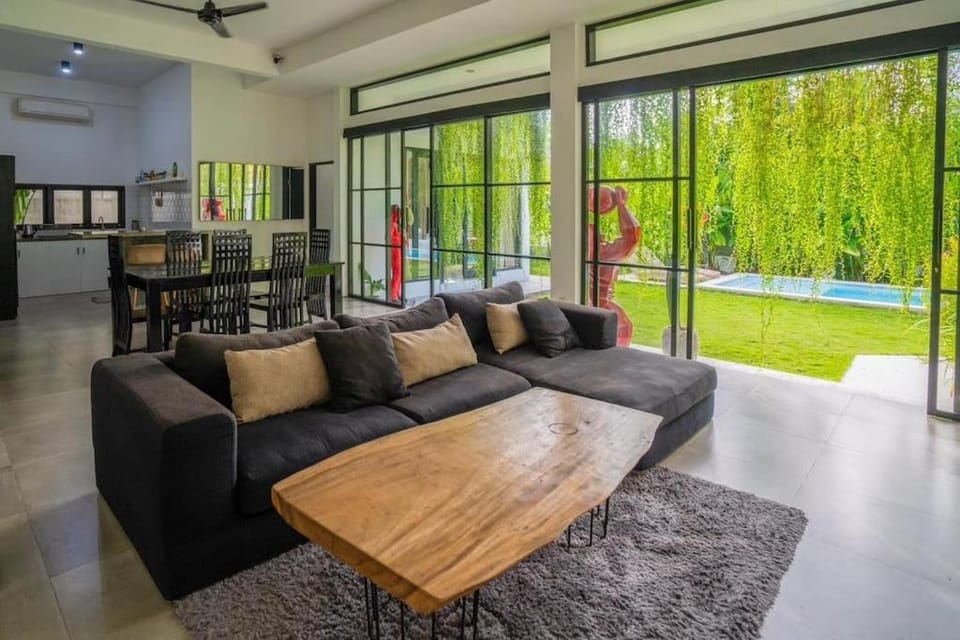 Lush 3 BR enclose living room next to Canggu beach Villa in North Kuta
