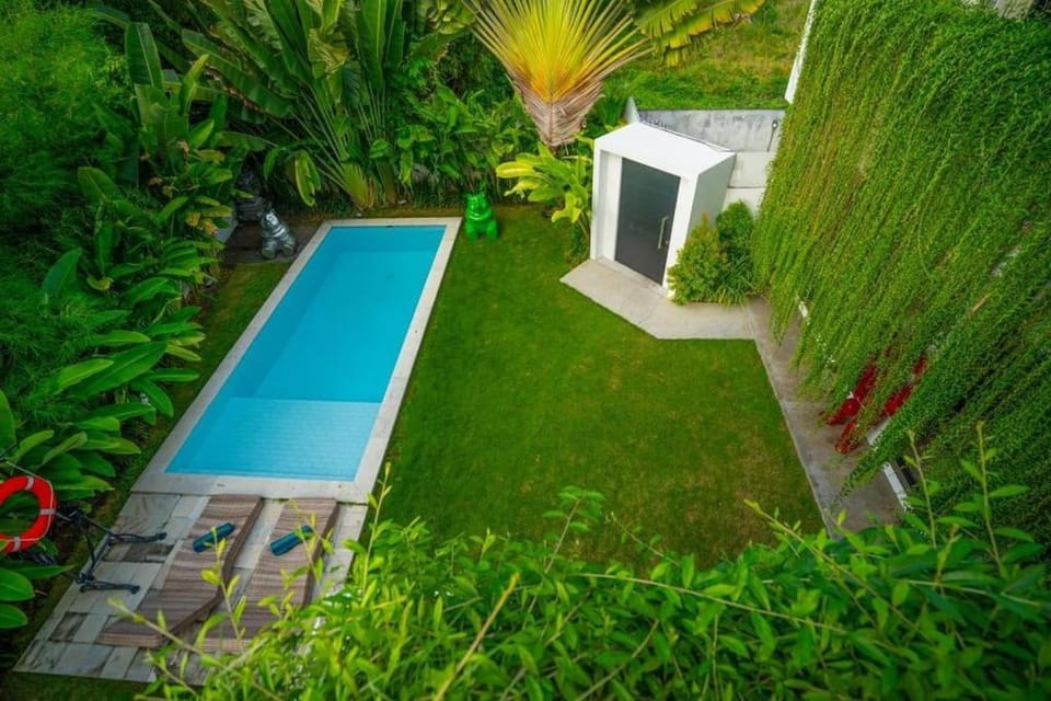 Lush 3 BR enclose living room next to Canggu beach Villa in North Kuta