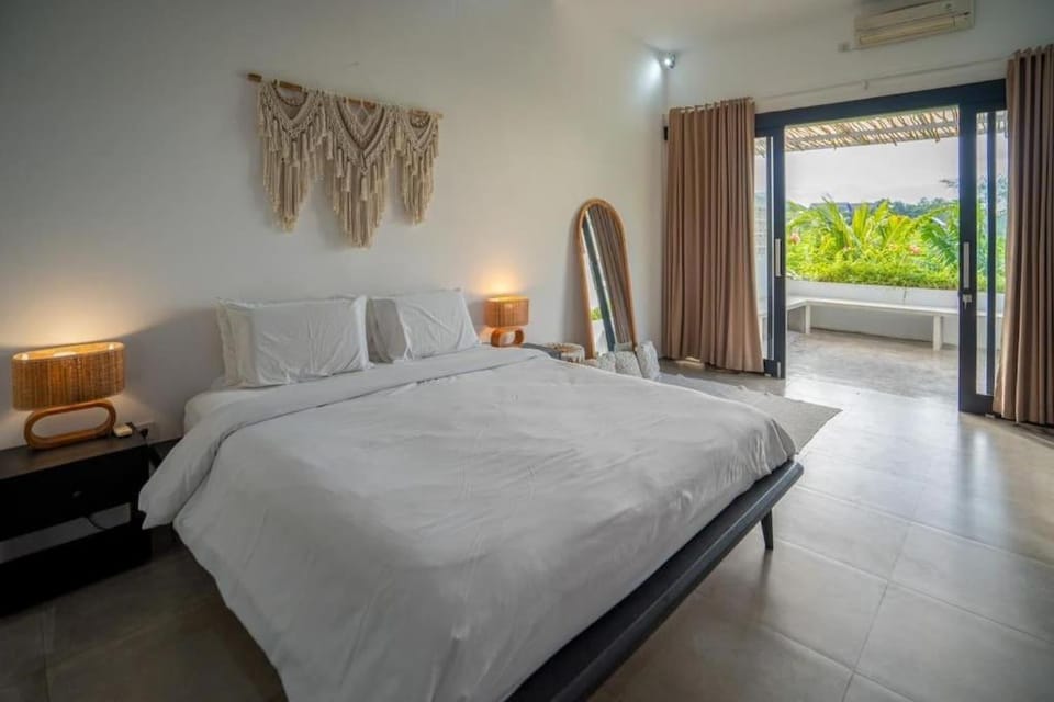 Lush 3 BR enclose living room next to Canggu beach Villa in North Kuta