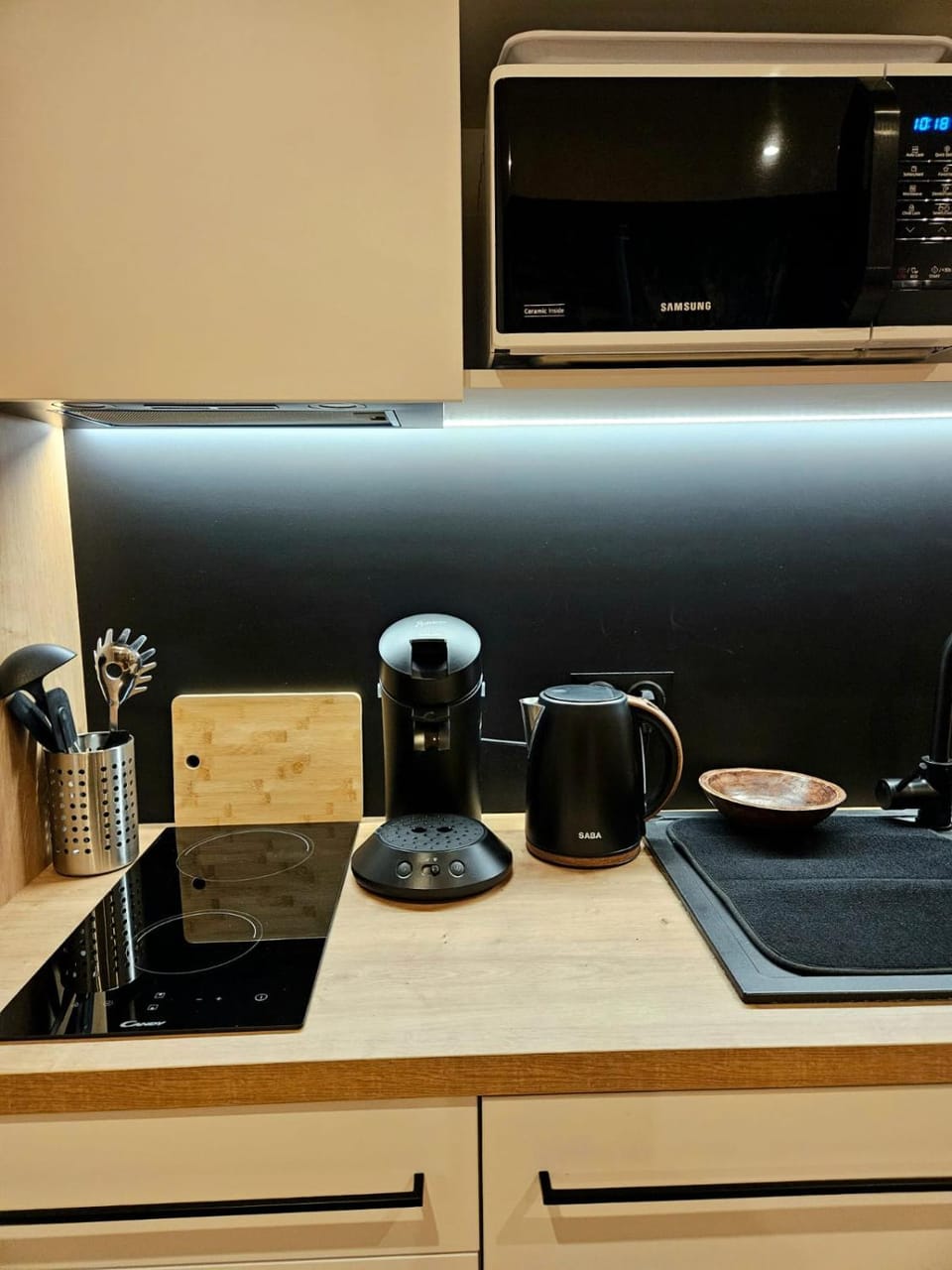Coffee/tea facilities, Kitchen or kitchenette, stove, toaster