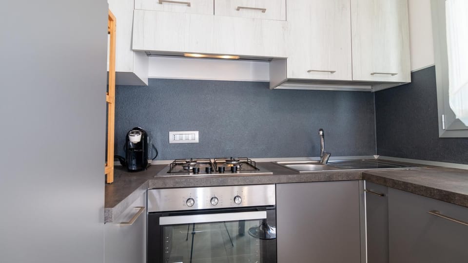 Coffee/tea facilities, oven, stove, washing machine
