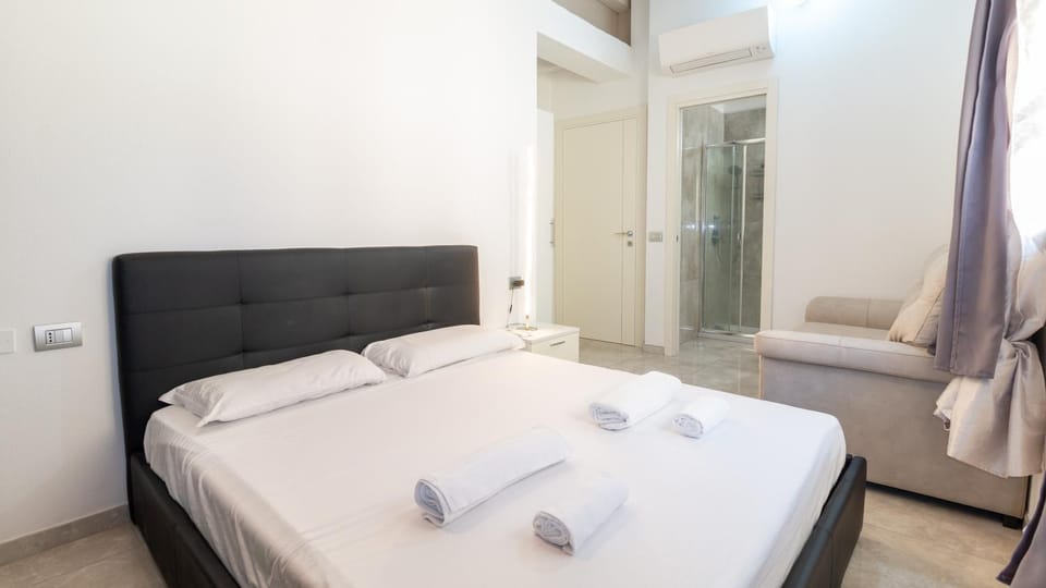 Bed, Photo of the whole room, Bedroom, towels