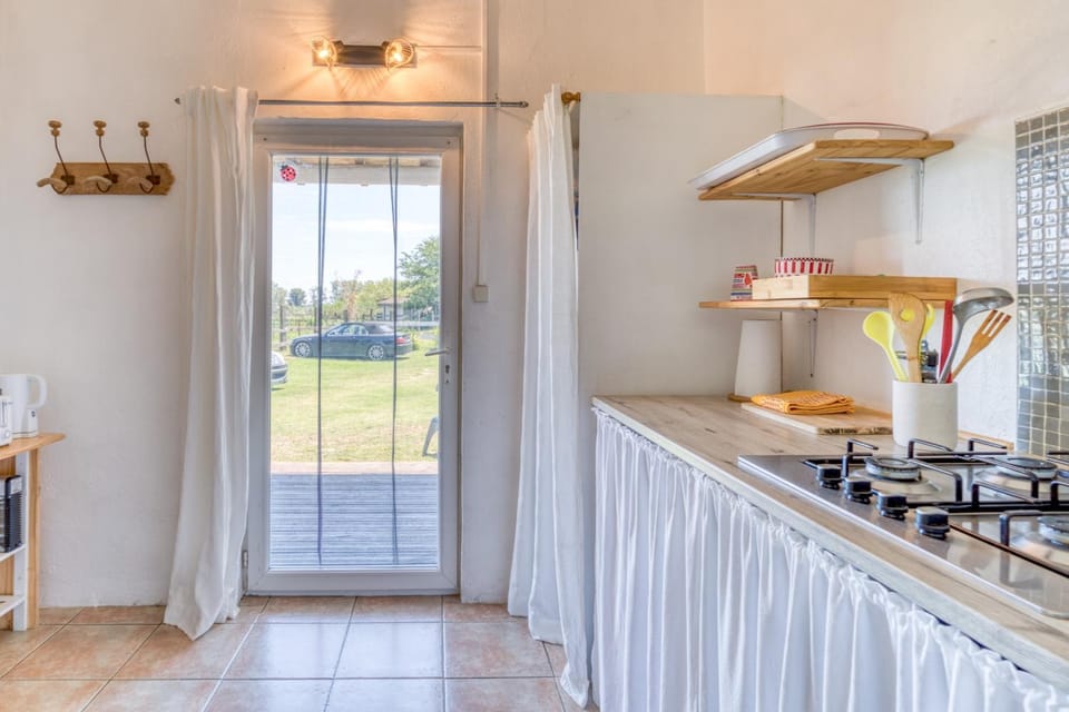 Property building, Kitchen or kitchenette, Living room