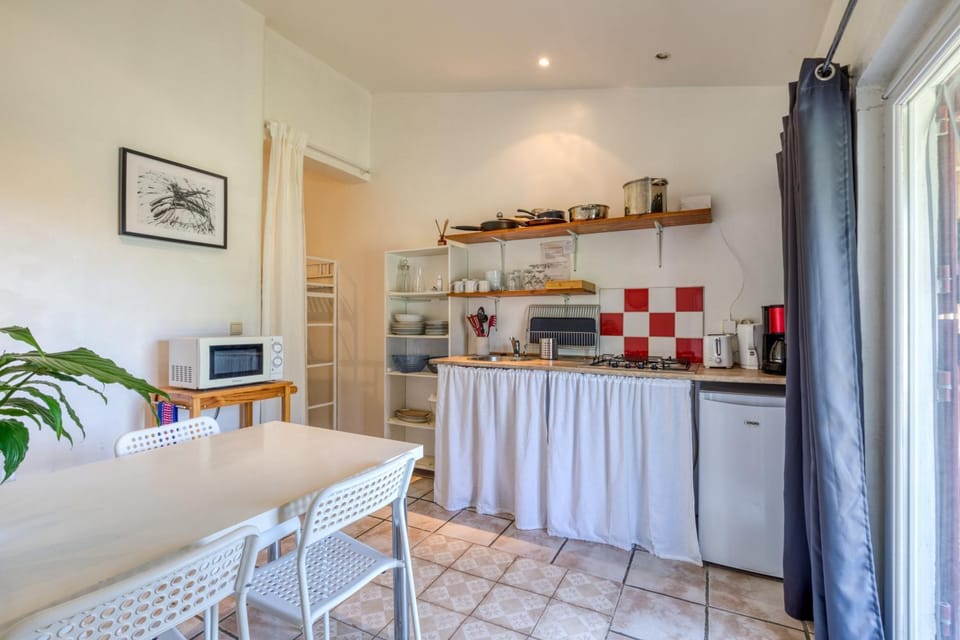 Property building, Kitchen or kitchenette, Living room