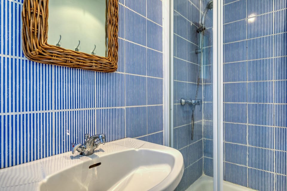 Bathroom, Living room