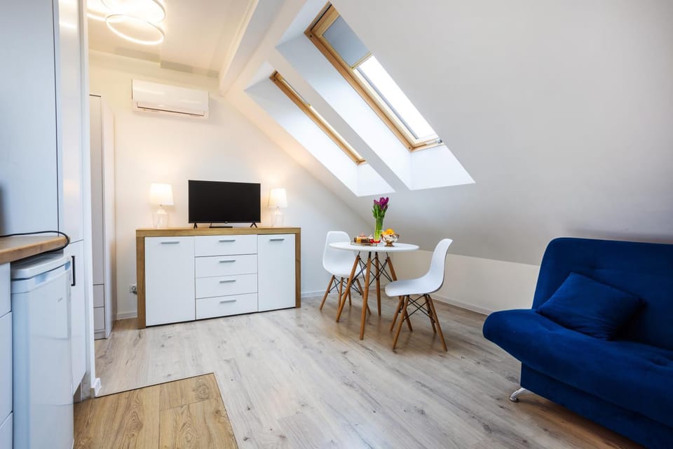 TV and multimedia, Kitchen or kitchenette, Living room, Seating area, Dining area, air conditioner