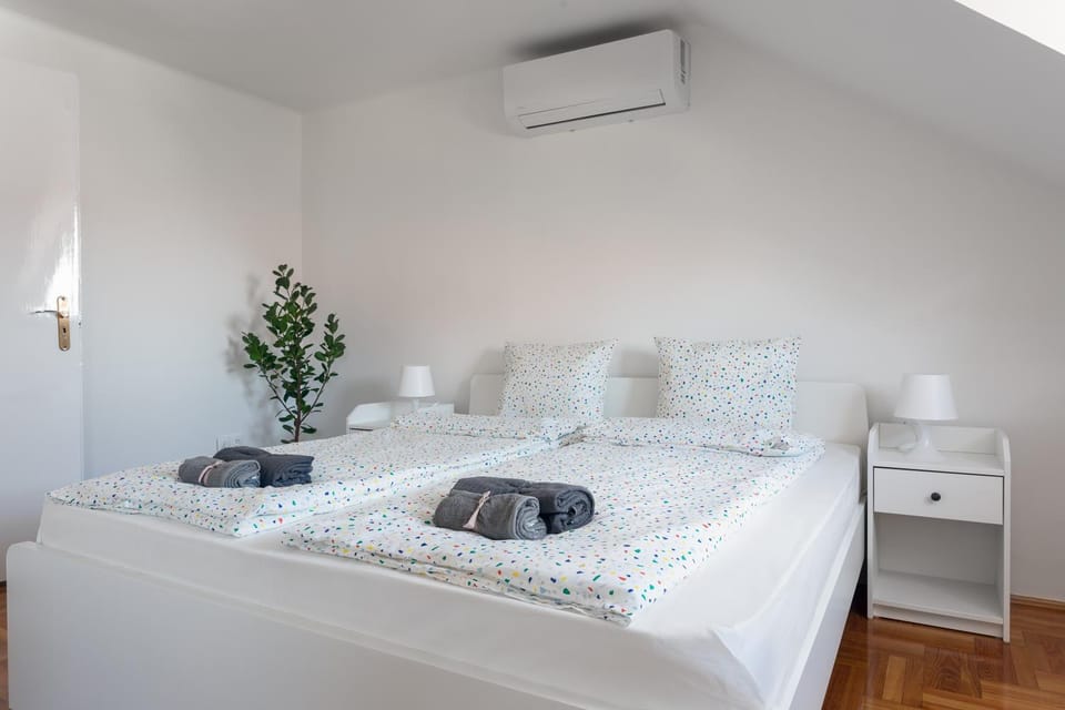 Bedroom, air conditioner