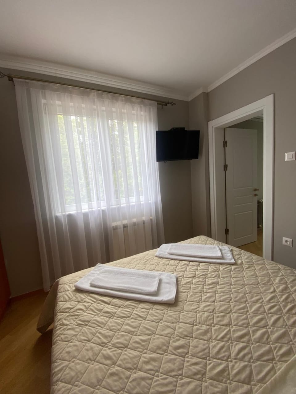 Bed, TV and multimedia, towels