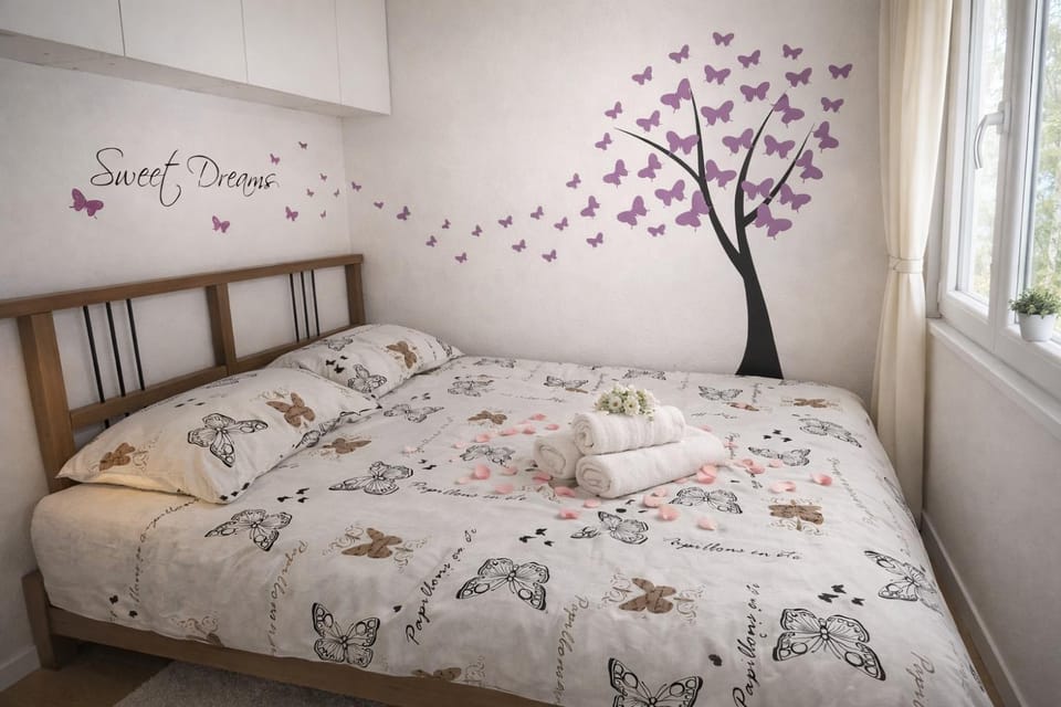Bed, Photo of the whole room, Bedroom, towels