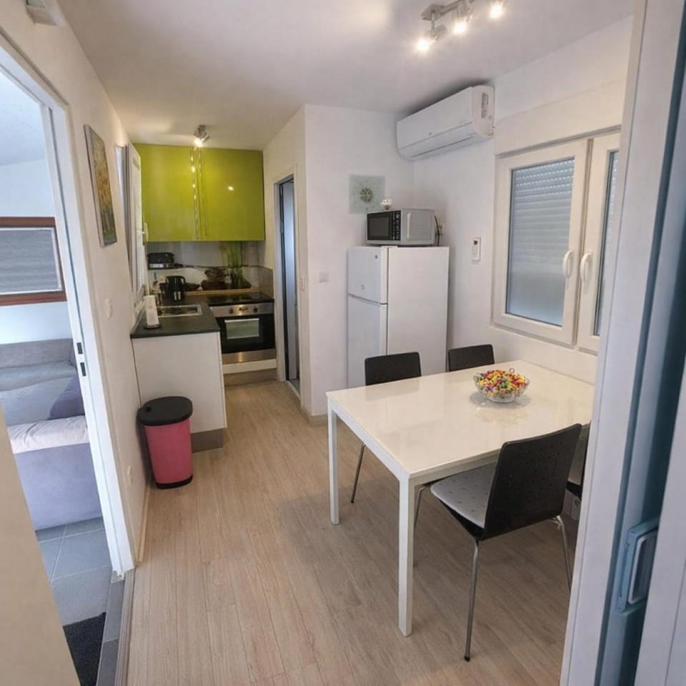 Kitchen or kitchenette, Dining area, oven, stove, air conditioner