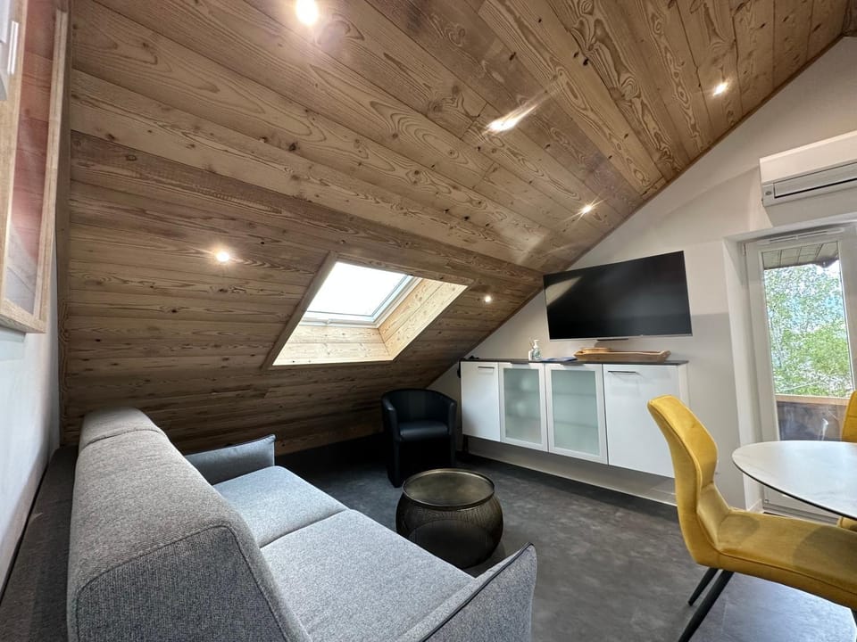 Communal lounge/ TV room, TV and multimedia, Living room, Seating area