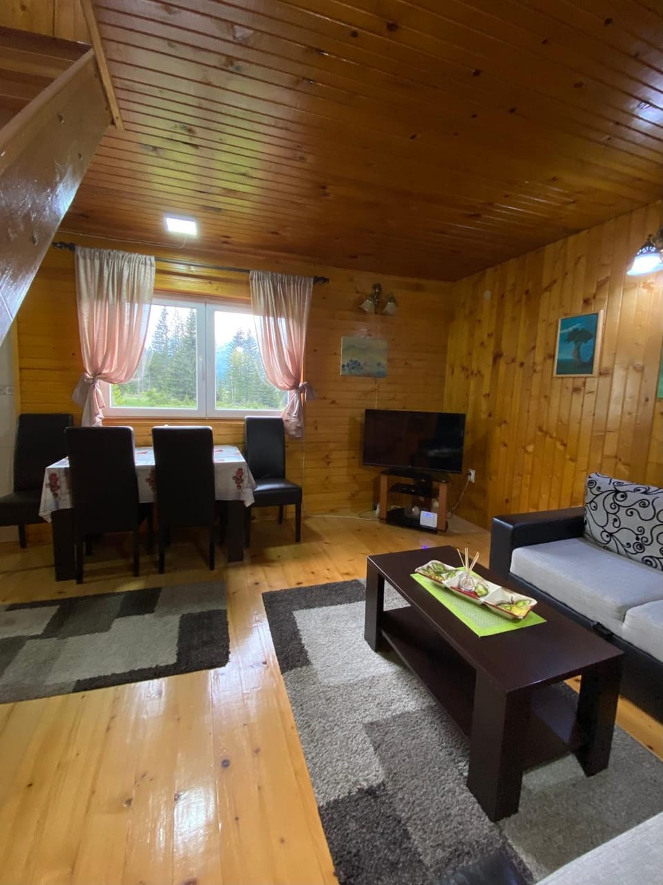 TV and multimedia, Living room, Seating area, Dining area