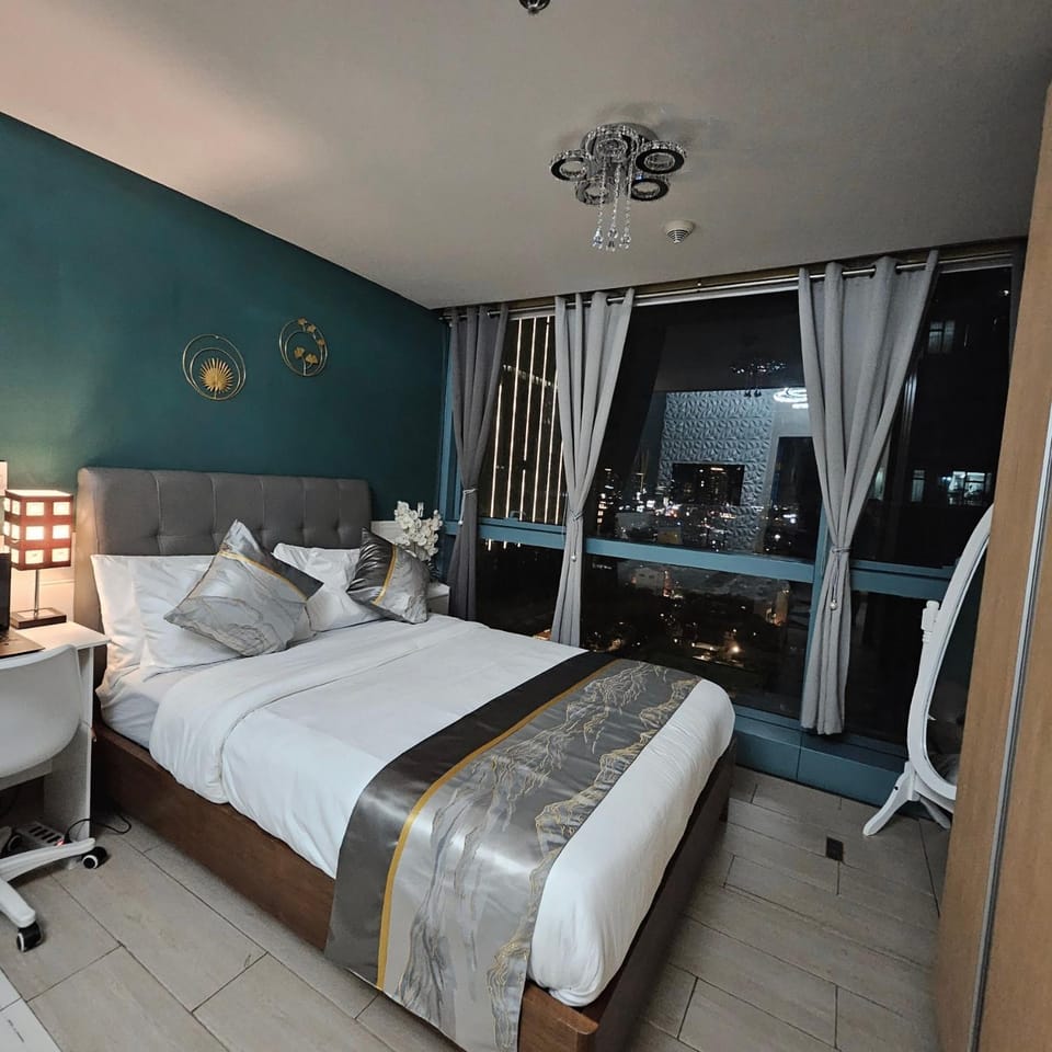 Bedroom, City view