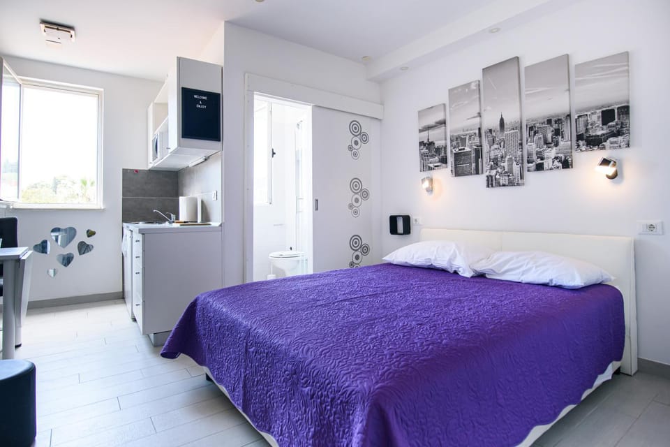Bed, Photo of the whole room