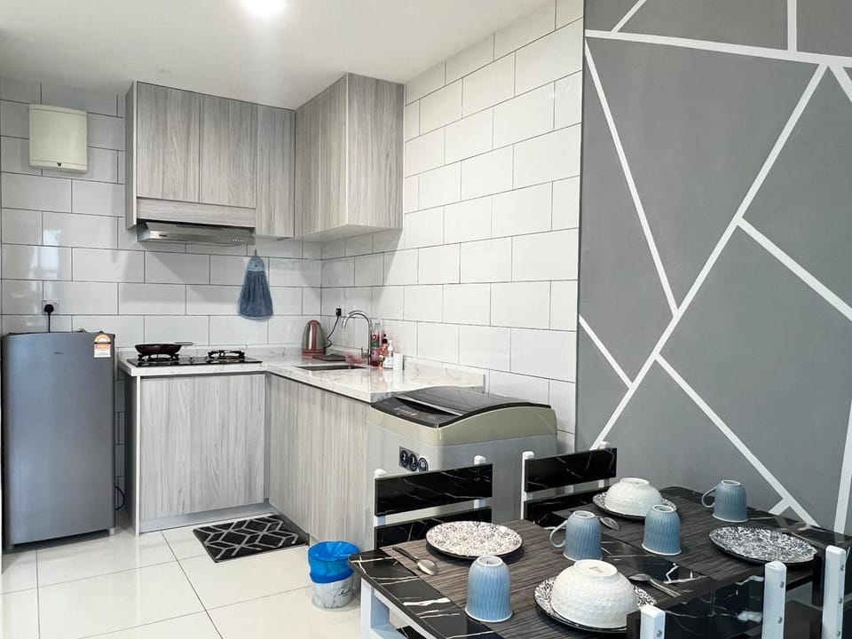 Kitchen or kitchenette, Dining area