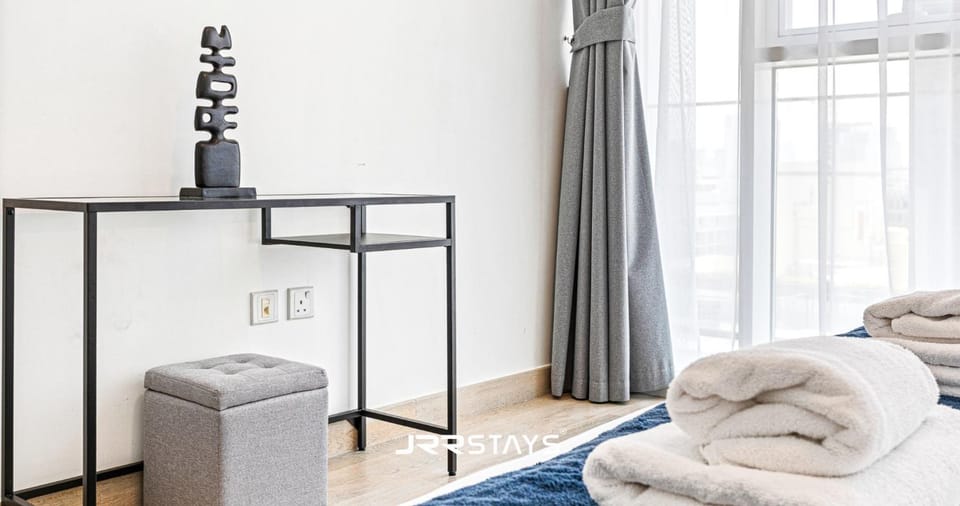 Bed, Photo of the whole room, Seating area, Bedroom, towels