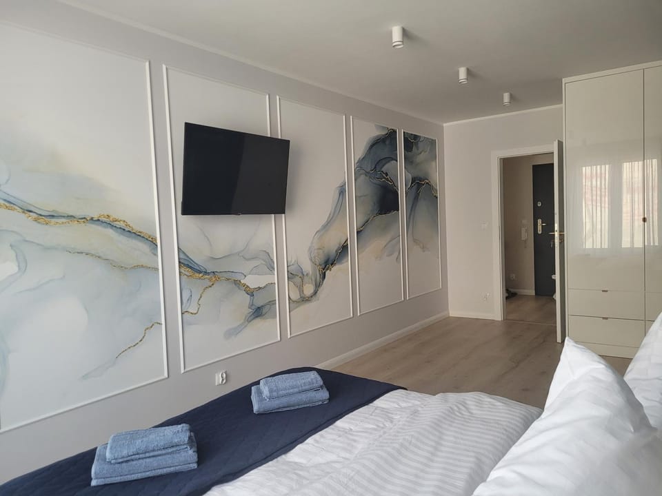 Bed, TV and multimedia, Photo of the whole room, Bedroom, towels, wardrobe