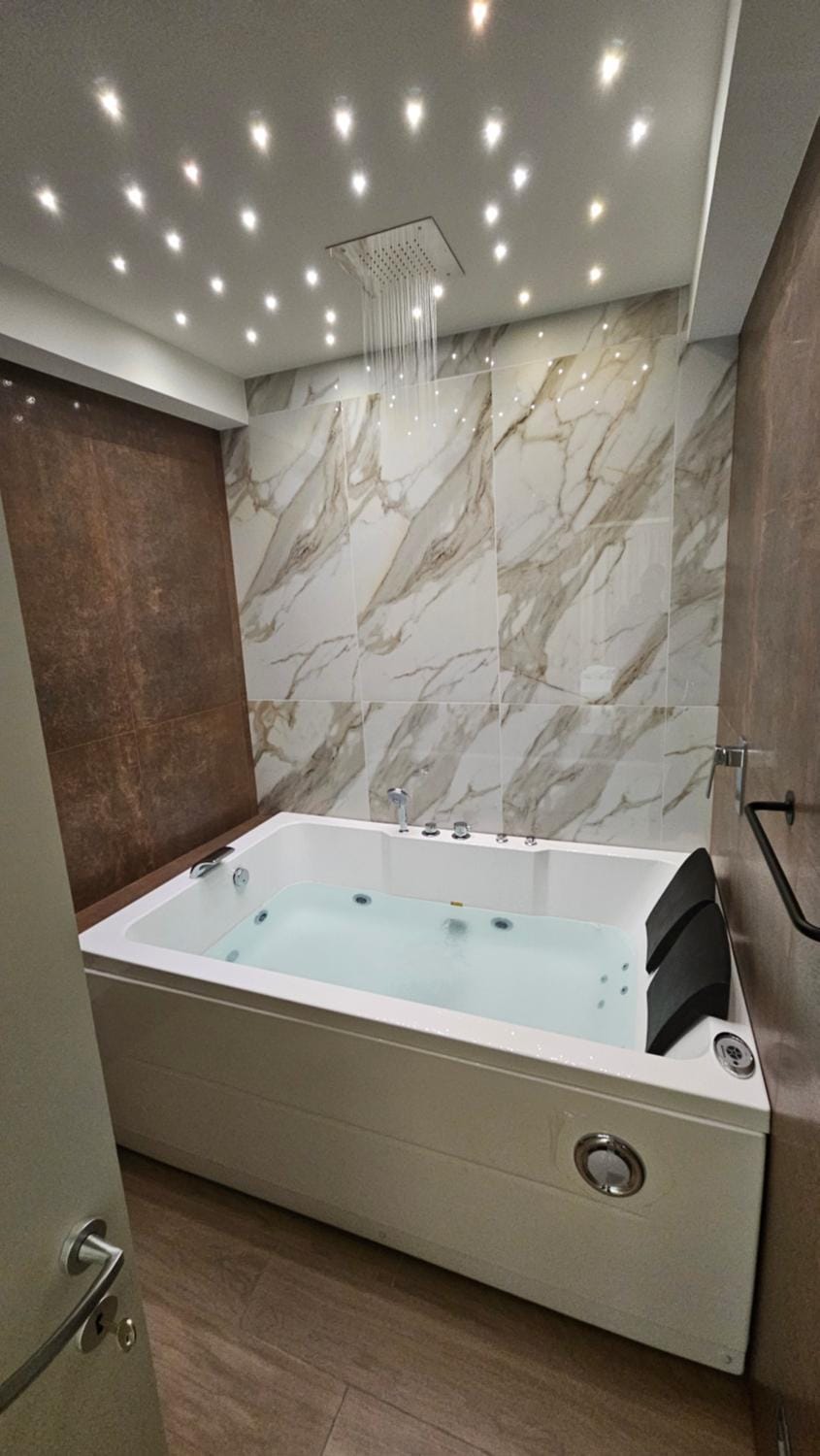 Hot Tub, Bathroom