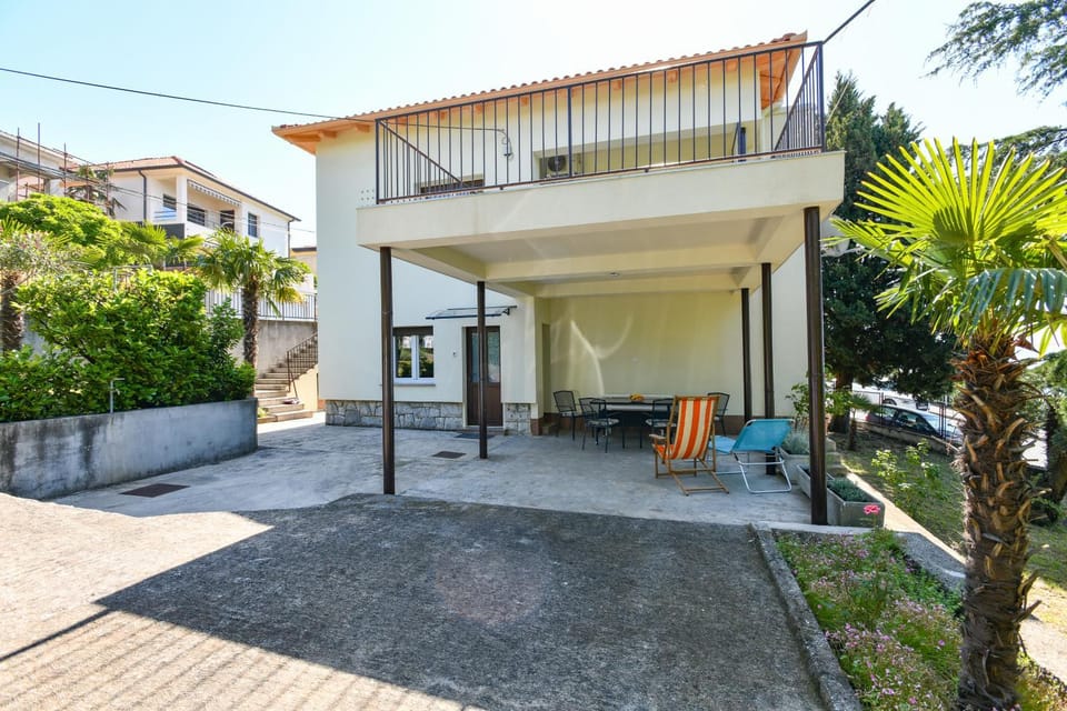 Property building, Patio, Day, Garden, View (from property/room), Dining area, Garden view, Parking