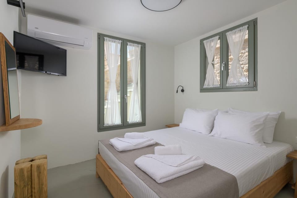 Bed, TV and multimedia, Photo of the whole room, Bedroom, towels, air conditioner