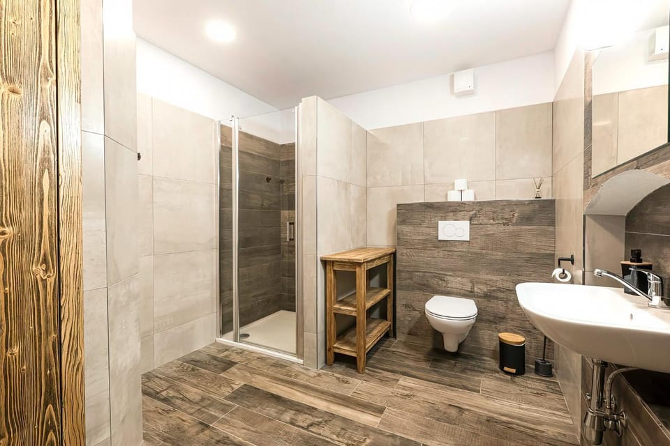 Shower, Toilet, Bathroom, towels
