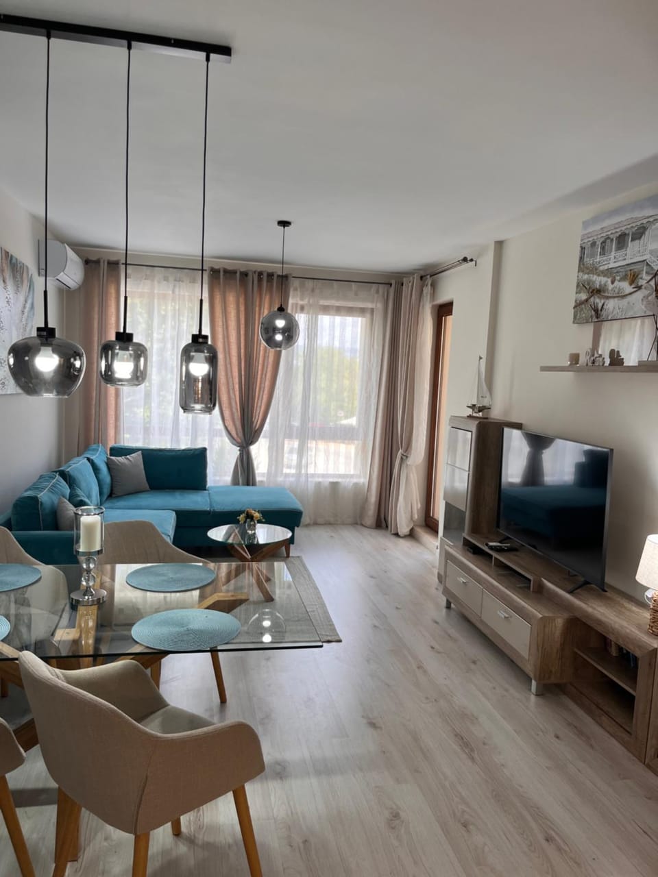 Communal lounge/ TV room, Living room, Seating area
