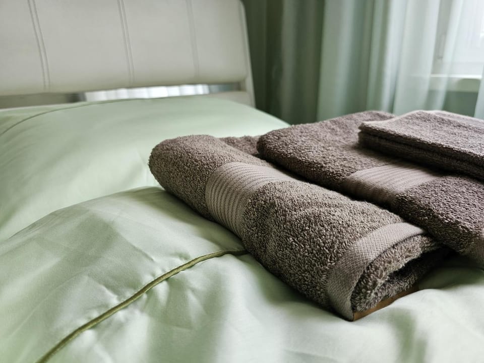 Bed, Bedroom, towels