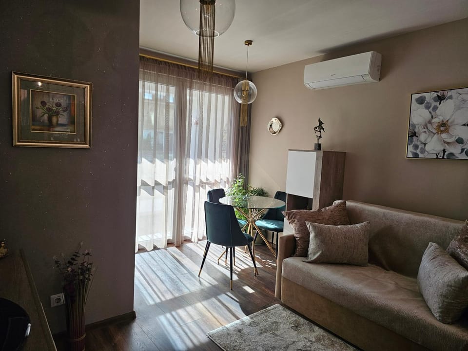 Communal lounge/ TV room, TV and multimedia, Balcony/Terrace, Living room, Seating area, Dining area, air conditioner