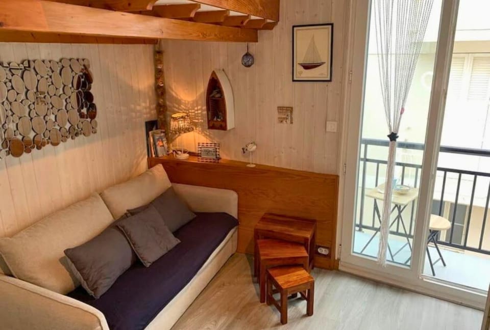 Bed, Seating area