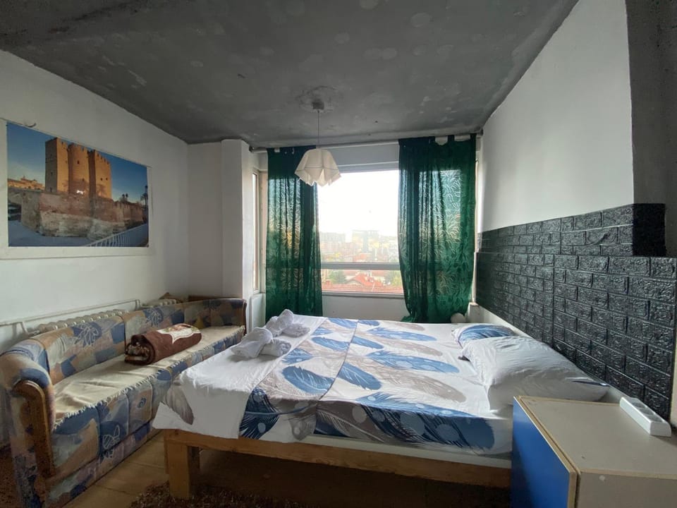 Bed, Photo of the whole room, Seating area, Bedroom, towels