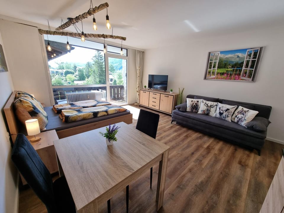 TV and multimedia, Living room, Seating area, Dining area