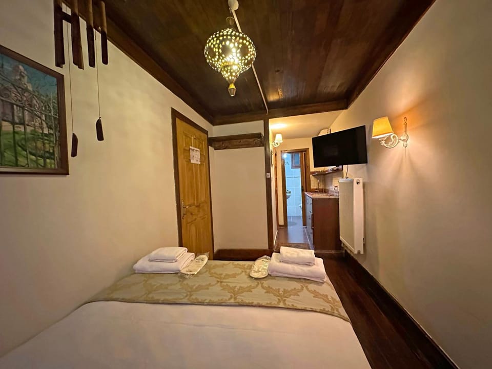 Bed, TV and multimedia, Photo of the whole room, Bedroom, towels, air conditioner