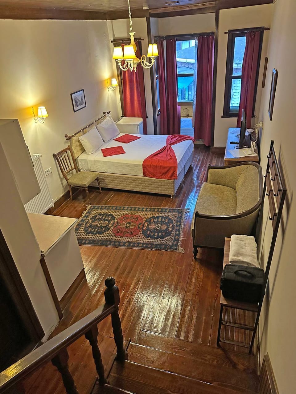Bed, TV and multimedia, Living room, Photo of the whole room, Seating area, Bedroom