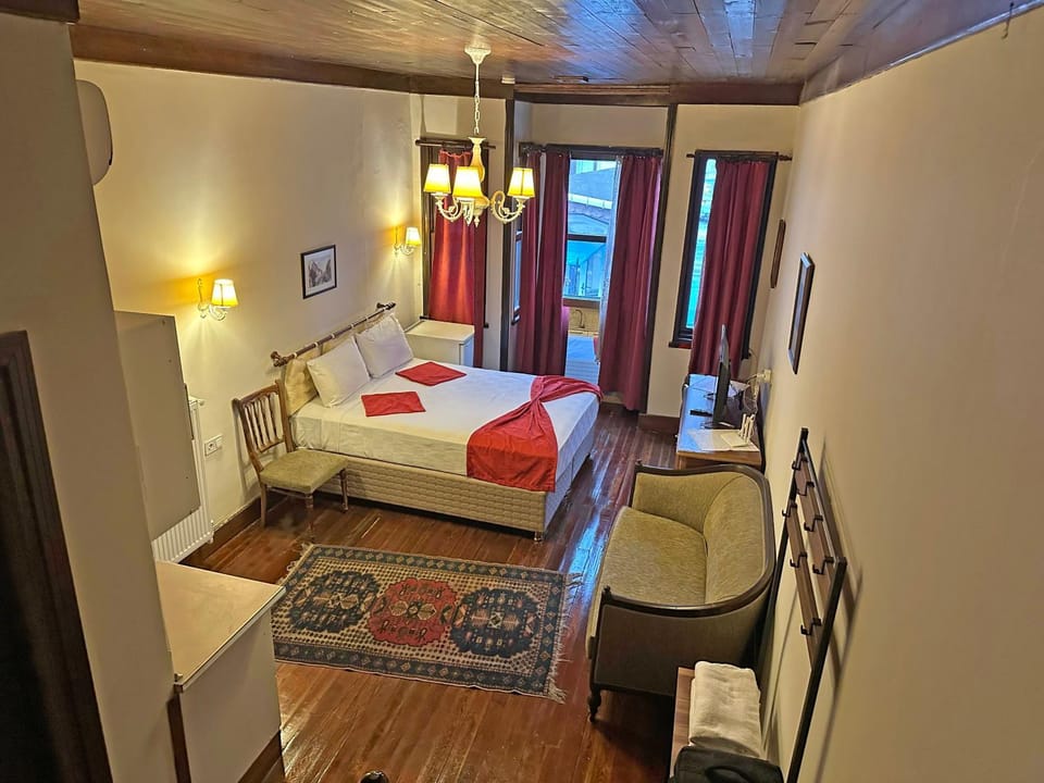 Bed, Photo of the whole room, Seating area, Bedroom