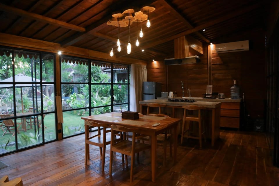 Kitchen or kitchenette, Dining area