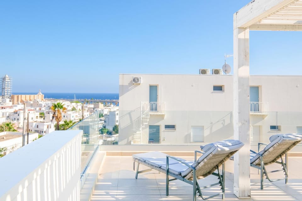 Property building, Day, Balcony/Terrace, Living room, Dining area, Sea view