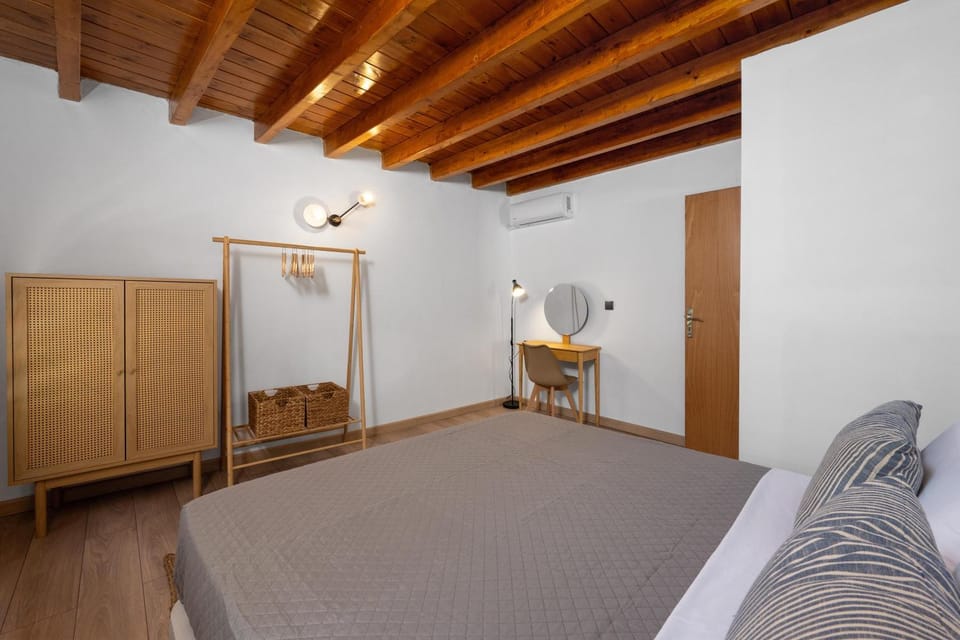 Bed, Photo of the whole room, Bedroom, air conditioner