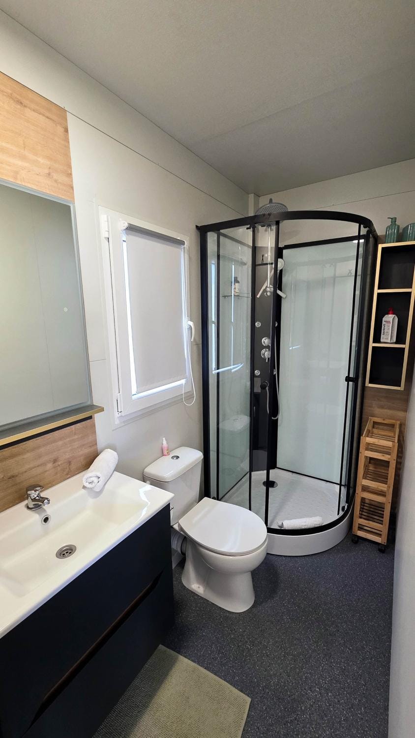 Shower, Toilet, Bathroom, Photo of the whole room, towels