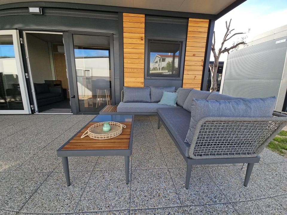 Property building, View (from property/room), Balcony/Terrace, Seating area, Dining area