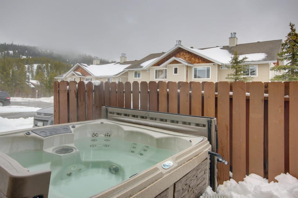 Condo in Cedar Creek with Shuttle to Big Sky Resort! Apartment in Big Sky
